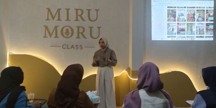 Lutfi Ayu Paramitha dari Miru Moru Class memberikan materi personal branding kepada anggota Pacitan Cerdas dalam acara Upgrading Internal di Pacitan.