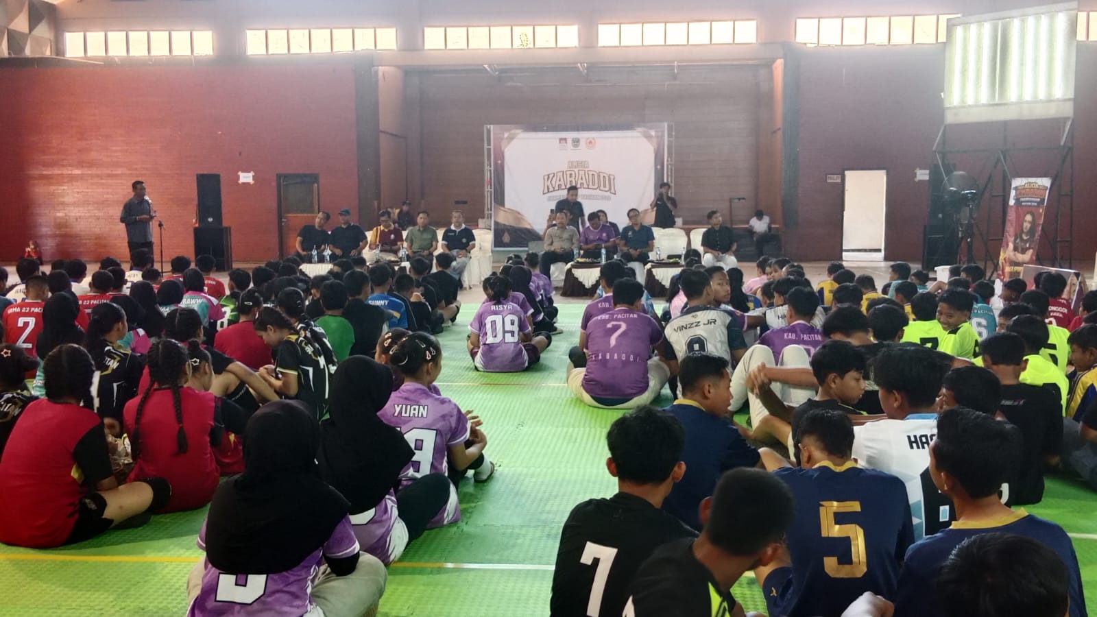 Ratusan atlet muda mendengarkan sambutan saat pembukaan Allicia Kabaddi Championship 2026 di Pacitan.