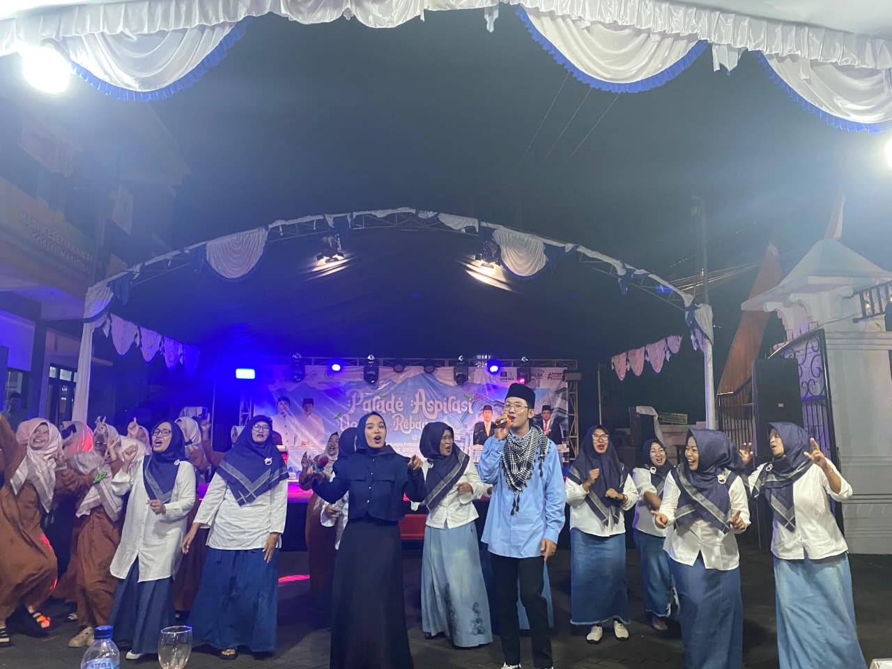 Grup Sholawat Gamelan Kanjeng Kramat asal Sukoharjo memadukan alat musik rebana dan gamelan pada malam puncak Parade Qosidah Rebana di halaman Kantor DPRD Pacitan.