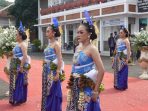 Tiga penari Tari Bedhayan memakai busana adat biru tersenyum setelah tampil di Pendopo Kabupaten Pacitan.