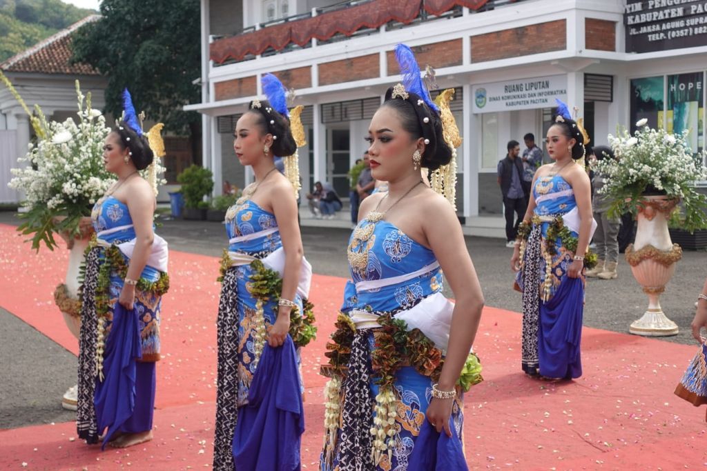 Tiga penari Tari Bedhayan memakai busana adat biru tersenyum setelah tampil di Pendopo Kabupaten Pacitan.