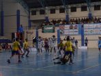 Kemeriahan penonton dan semangat pemain saat bertanding dalam laga bola voli LIGA OSIS XXV Pacitan.