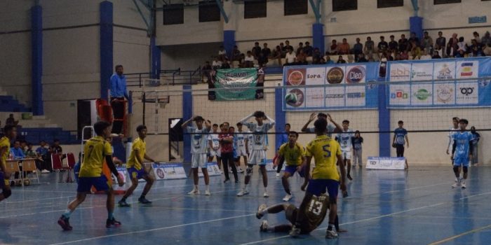 Kemeriahan penonton dan semangat pemain saat bertanding dalam laga bola voli LIGA OSIS XXV Pacitan.