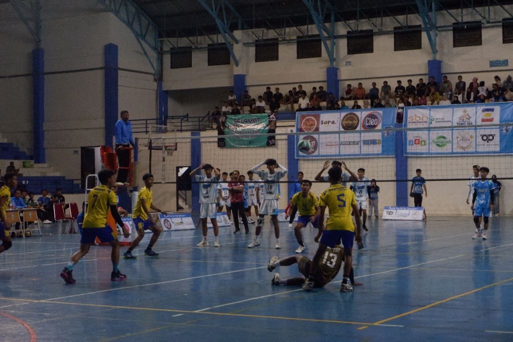 Kemeriahan penonton dan semangat pemain saat bertanding dalam laga bola voli LIGA OSIS XXV Pacitan.