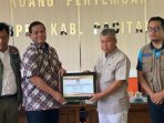 Anggota Komisi VIII DPR RI, Nanang Samodra Kusuma Abdurrahim (batik), menyerahkan bantuan secara simbolis kepada Sekda Pacitan, Heru Wiwoho (kemeja putih), disaksikan oleh Direktur Kesiapsiagaan BNPB, Pangarso Suryotomo (kiri), dan Kalaksa BPBD Pacitan, Erwin Andriatmoko (kanan), dalam acara tanggap darurat gempa Pacitan.
