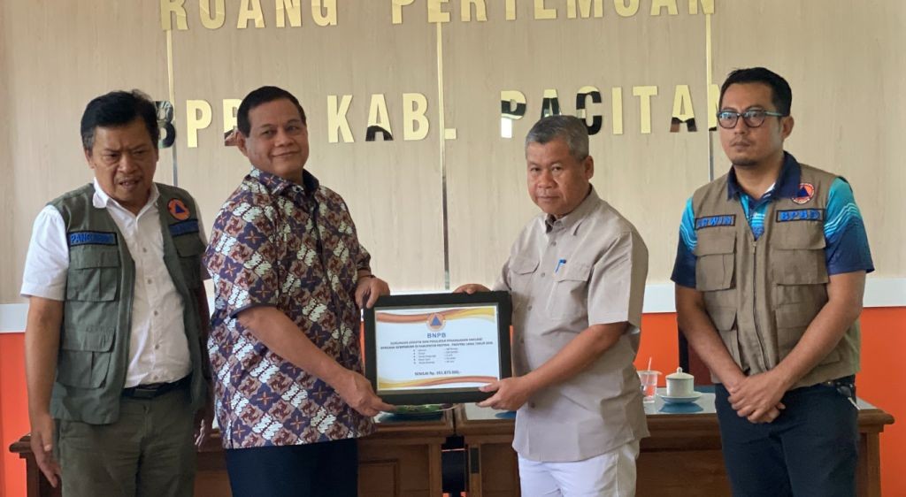 Anggota Komisi VIII DPR RI, Nanang Samodra Kusuma Abdurrahim (batik), menyerahkan bantuan secara simbolis kepada Sekda Pacitan, Heru Wiwoho (kemeja putih), disaksikan oleh Direktur Kesiapsiagaan BNPB, Pangarso Suryotomo (kiri), dan Kalaksa BPBD Pacitan, Erwin Andriatmoko (kanan), dalam acara tanggap darurat gempa Pacitan.