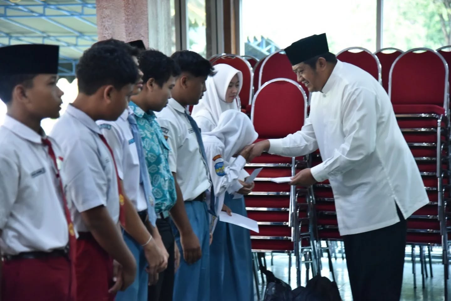 Seribuan anak duafa berkumpul di Pendopo Kabupaten Pacitan untuk menerima bantuan uang tunai dan bingkisan dari BAZNAS.