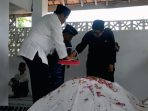 Prosesi ziarah dan doa bersama di makam Ki Ageng Petung oleh jajaran Pemkab Pacitan.