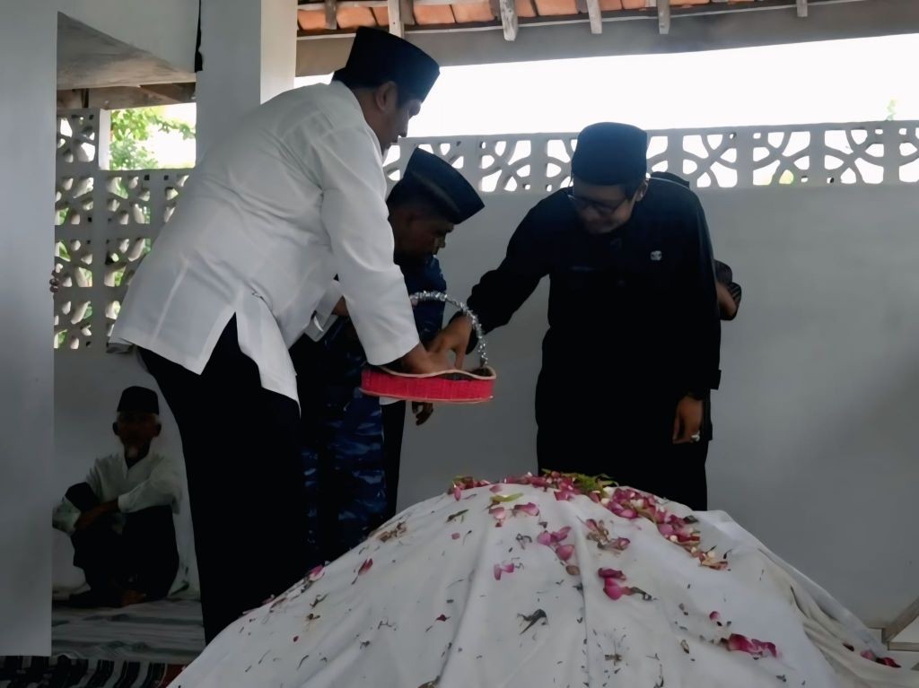 Prosesi ziarah dan doa bersama di makam Ki Ageng Petung oleh jajaran Pemkab Pacitan.