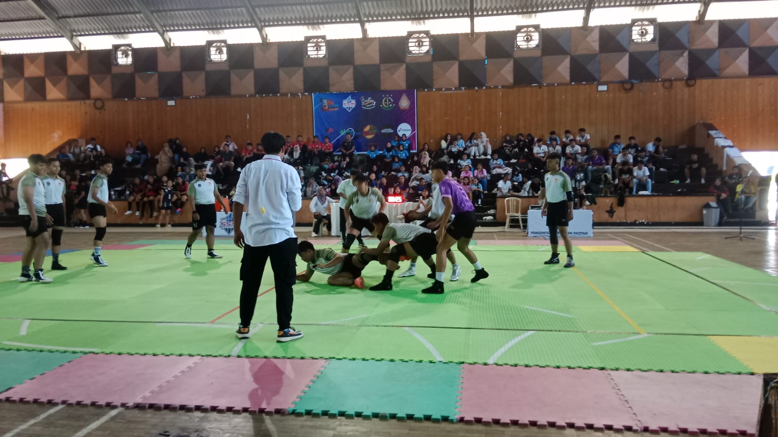 Aksi atlet pelajar bertanding dalam Allicia Kabaddi Championship 2026 di Kabupaten Pacitan.