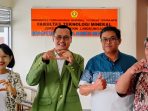 Sebuah foto kelompok berisi empat orang, termasuk Purwoto yang mengenakan jas almamater hijau, bersama tiga dosen pembimbingnya di depan spanduk oranye bertuliskan "UNIVERSITAS PEMBANGUNAN NASIONAL 'VETERAN' YOGYAKARTA FAKULTAS TEKNOLOGI MINERAL JURUSAN TEKNIK LINGKUNGAN MAGISTER MANAJEMEN BENCANA". Mereka berpose dengan senyum, beberapa membentuk simbol hati dengan tangan dan satu orang mengacungkan jempol.
