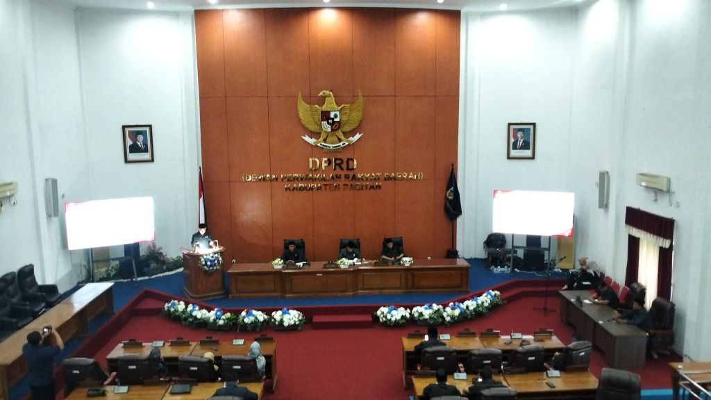 Suasana rapat paripurna penyampaian hasil reses di Kantor DPRD Kabupaten Pacitan yang dipimpin Arif Setia Budi.