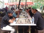 Ratusan pecatur dari usia sekolah dasar hingga kelompok dewasa bersaing adu taktik dalam Turnamen Catur di kawasan Janenake, Pantai Pancer Door, Kabupaten Pacitan pada Selasa (1722026).