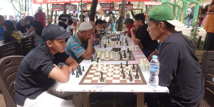 Ratusan pecatur dari usia sekolah dasar hingga kelompok dewasa bersaing adu taktik dalam Turnamen Catur di kawasan Janenake, Pantai Pancer Door, Kabupaten Pacitan pada Selasa (1722026).