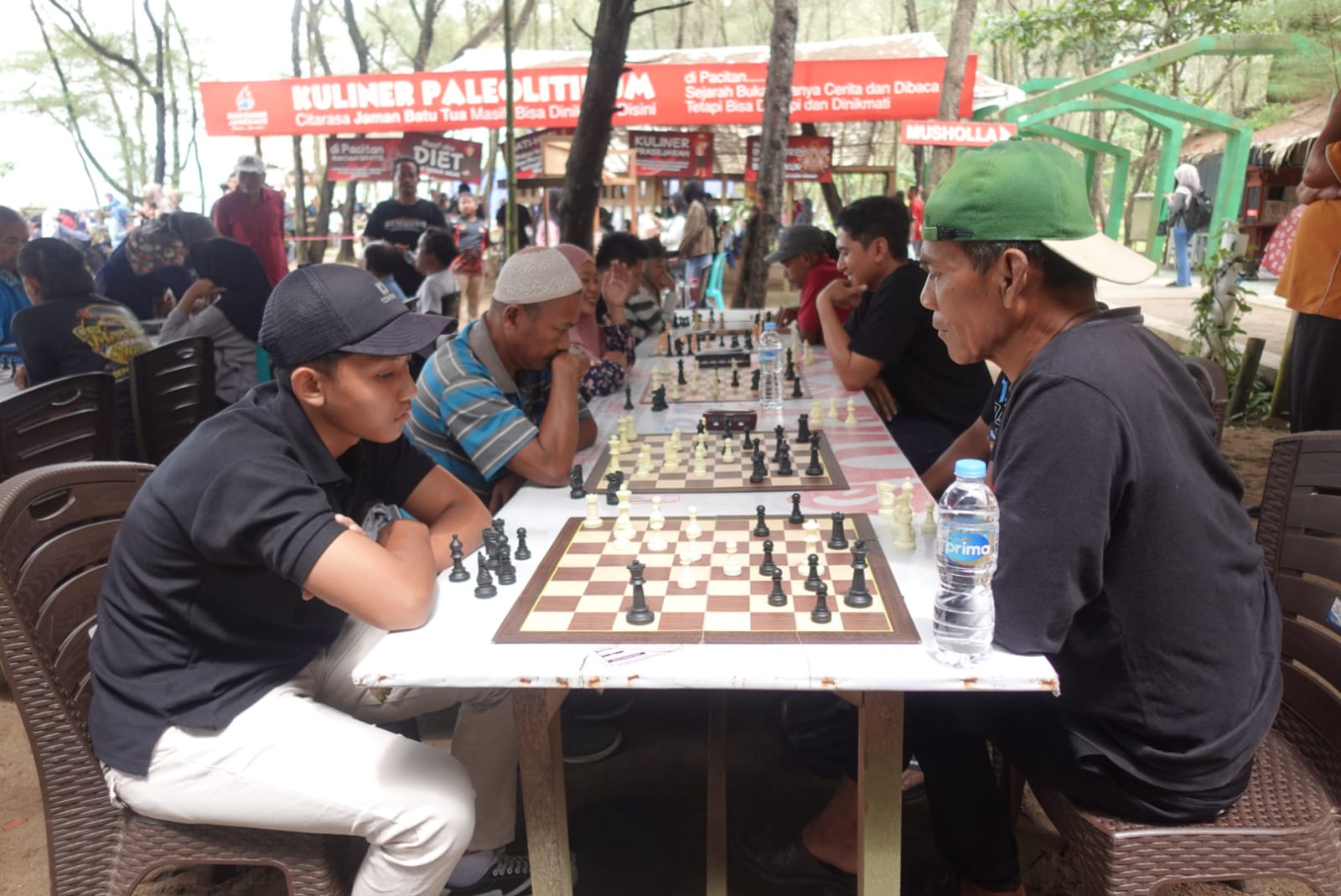 Ratusan pecatur dari usia sekolah dasar hingga kelompok dewasa bersaing adu taktik dalam Turnamen Catur di kawasan Janenake, Pantai Pancer Door, Kabupaten Pacitan pada Selasa (1722026).