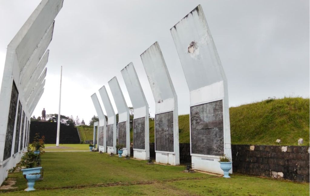 Relief batu yang diukir pada dinding monumen menggambarkan adegan perjuangan Jenderal Soedirman.