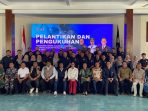 Foto bersama jajaran pengurus Komite Olahraga Nasional Indonesia (KONI) Kabupaten Pacitan masa bakti 2025–2029 yang mengenakan seragam biru tua dan beberapa di antaranya berseragam dinas TNI/Polri, berpose di depan panggung pelantikan di Pendopo Kabupaten Pacitan dengan latar belakang layar LED bertuliskan "PELANTIKAN DAN PENGUKUHAN PENGURUS KONI KABUPATEN PACITAN".