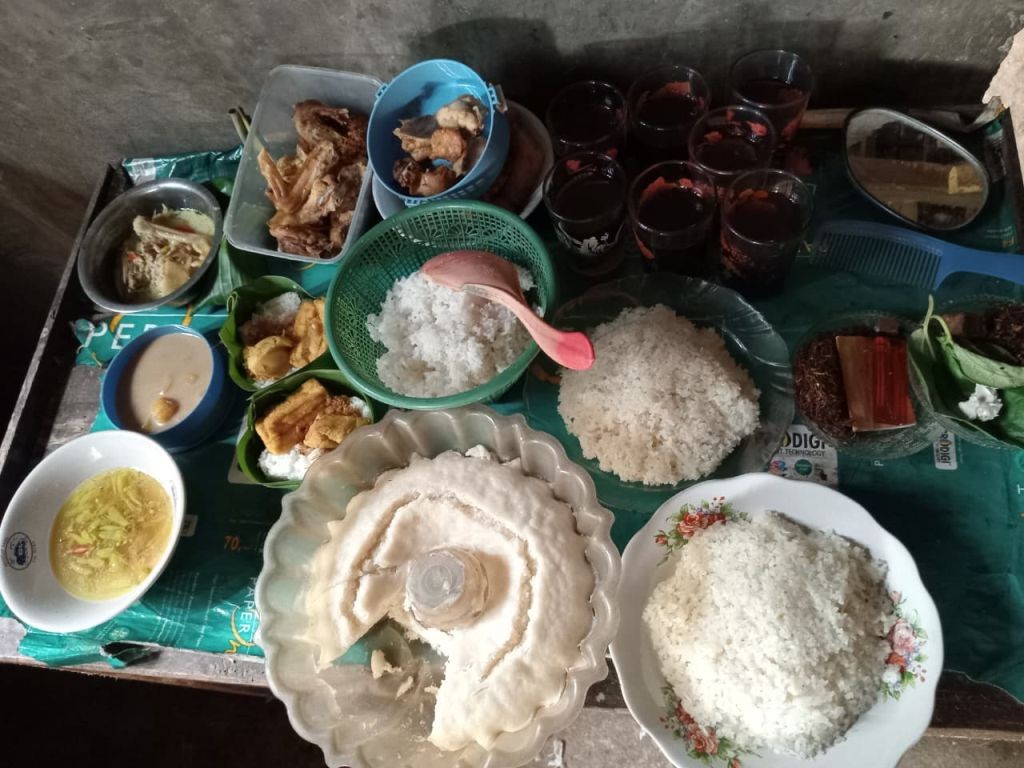 Sajian ritual ambang pintu jelang Ramadan di atas meja beralas kain di Desa Gondang Pacitan.