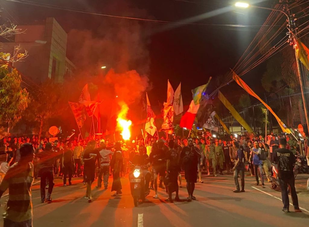 Barisan pemuda Pacitan memainkan alat musik tradisional bambu saat keliling desa membangunkan sahur.