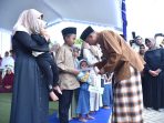 Bupati Pacitan Indrata Nur Bayuaji memberikan sambutan safari ramadan di hadapan jamaah Masjid Setroketipo Nanggungan.