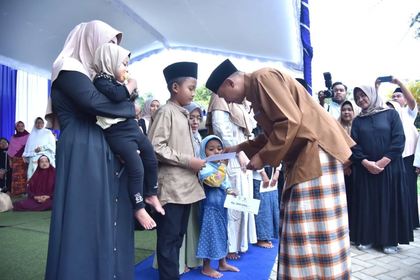 Bupati Pacitan Indrata Nur Bayuaji memberikan sambutan safari ramadan di hadapan jamaah Masjid Setroketipo Nanggungan.