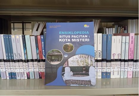 Gambar sampul buku Ensiklopedia Situs Pacitan: Kota Misteri karya Agoes Hendriyanto dan Amat Taufan tahun 2025.