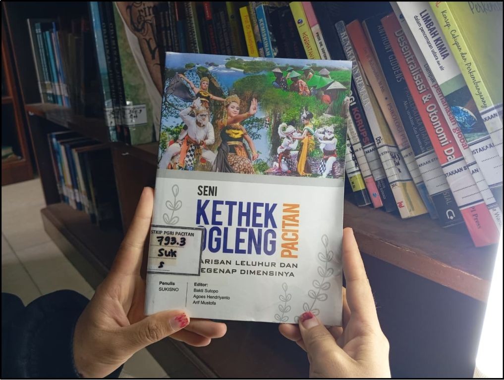 Gambar sampul buku Kesenian Kethek Ogleng karya Sukisno yang membahas tarian rakyat pesisir Pacitan.