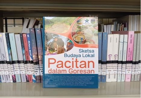 Gambar sampul buku kompilasi Sketsa Budaya Lokal Pacitan karya penulis muda daerah terbitan tahun 2025.