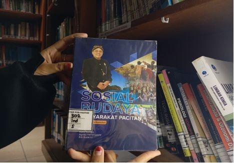 Gambar sampul buku Sosial-Budaya Masyarakat Pacitan terbitan tahun 2021.
