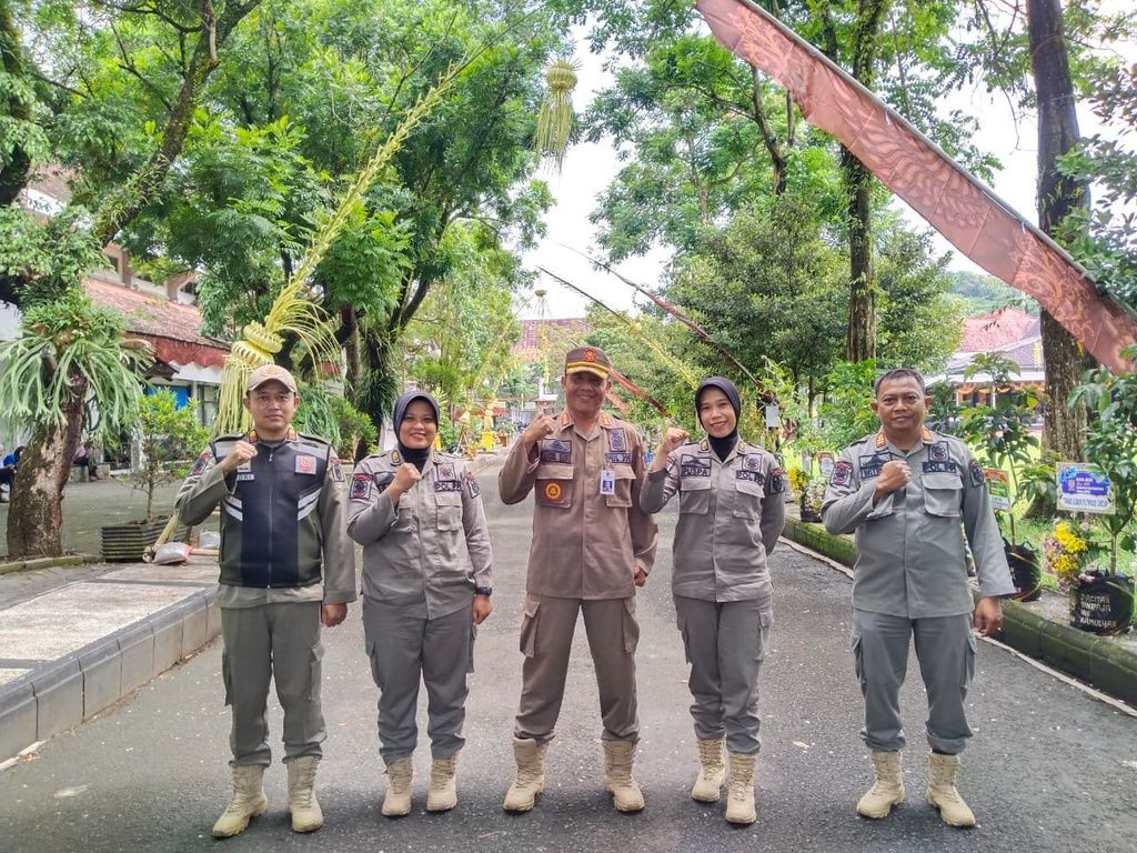 Barisan petugas Satpol PP bersiaga mengamankan kawasan Pendopo Kabupaten Pacitan di tengah lengangnya pengunjung saat Kirab Hari Jadi ke-281.