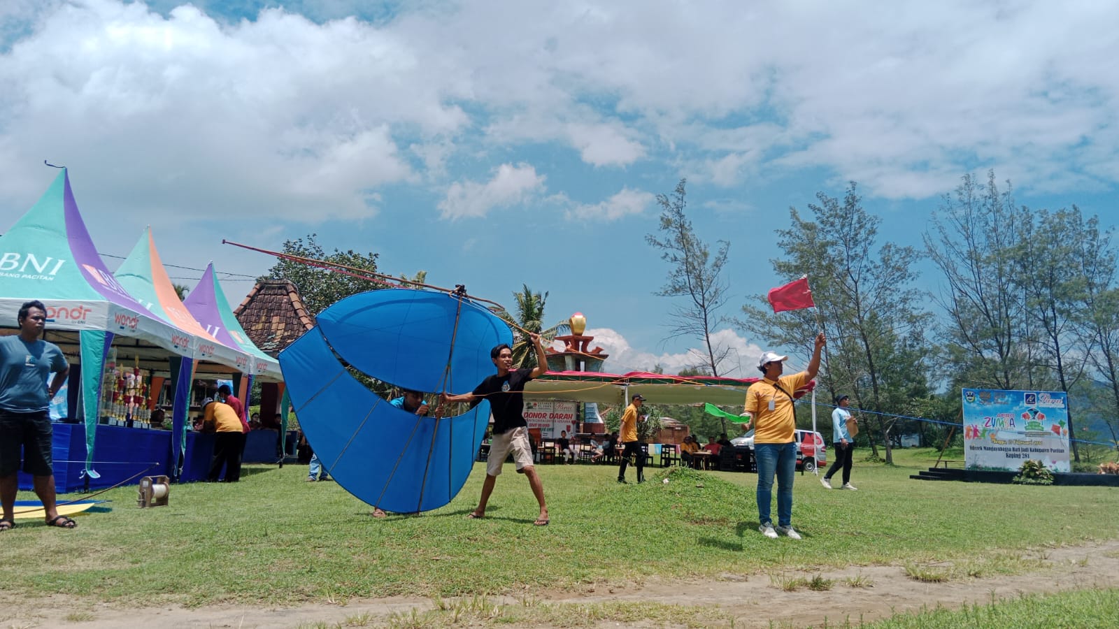 Semangat peserta menerbangkan layang-layang di Pantai Parai Teleng Ria Pacitan meski cuaca mendung dalam perayaan Hari Jadi ke-281.