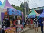 Warga dan anak kos mengantre membeli takjil murah di Kampoeng Ramadhan depan Perpustakaan Daerah Pacitan.