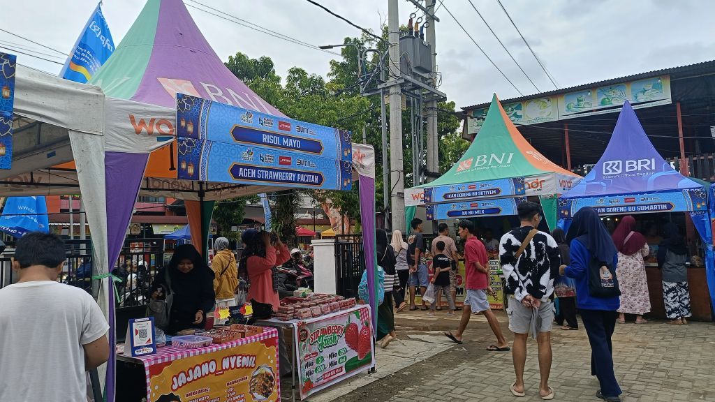 Warga dan anak kos mengantre membeli takjil murah di Kampoeng Ramadhan depan Perpustakaan Daerah Pacitan.