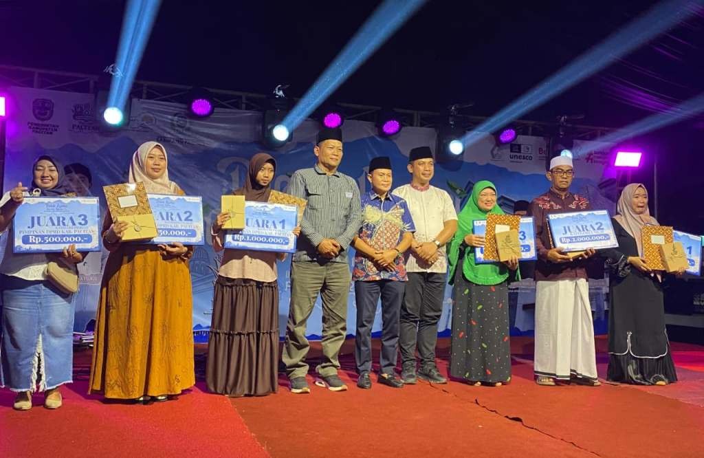 Anggota grup rebana Syauqun Nabi menangis haru usai diumumkan sebagai juara pertama Parade Rebana Hari Jadi Pacitan ke-281 di Kantor DPRD Pacitan.