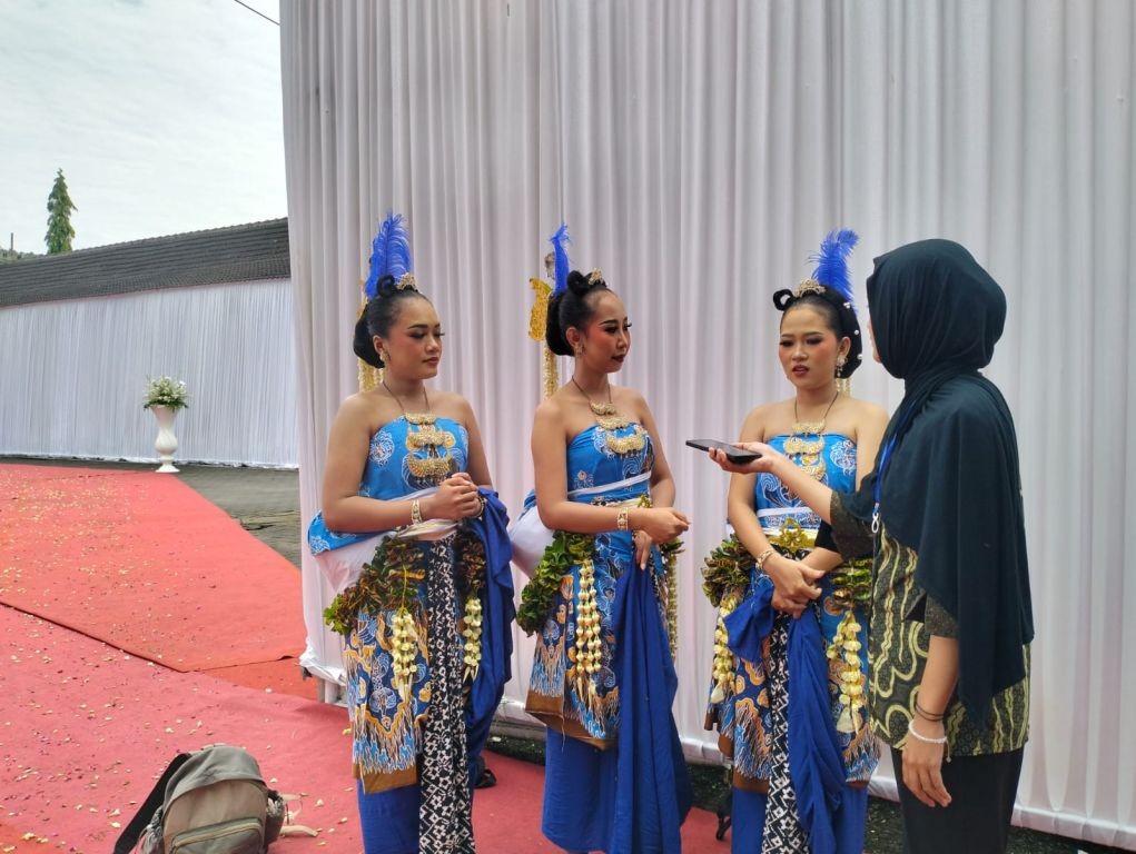 Tiga penari Tari Bedhayan memakai busana adat biru tersenyum setelah tampil di Pendopo  Pacitan.