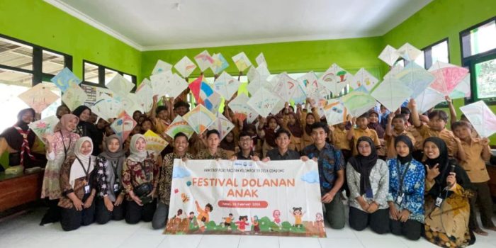 Ekspresi ceria tulus siswa SDN 1 Gembong saat bermain lompat tali dari karet gelang bersama mahasiswa KKN STKIP PGRI Pacitan.