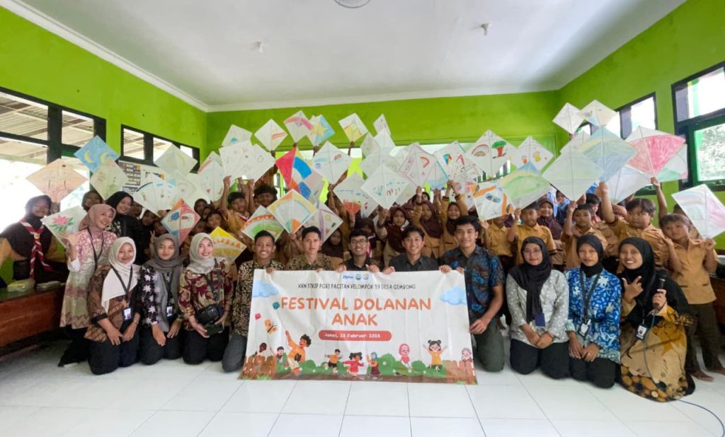 Ekspresi ceria tulus siswa SDN 1 Gembong saat bermain lompat tali dari karet gelang bersama mahasiswa KKN STKIP PGRI Pacitan.