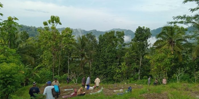 Warga peziarah bersimpuh memanjatkan doa dan menabur bunga di pusara makam keluarga di TPU Dusun Gabeng, Desa Gondang.