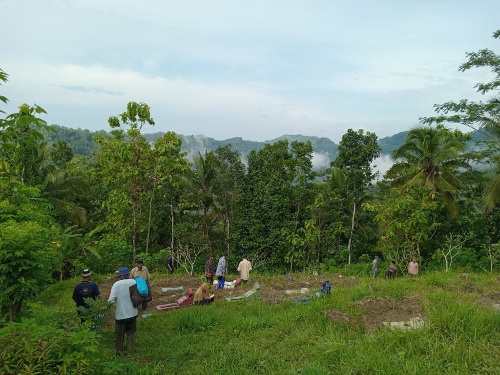 Warga peziarah bersimpuh memanjatkan doa dan menabur bunga di pusara makam keluarga di TPU Dusun Gabeng, Desa Gondang.