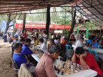 Suasana pertandingan catur Bupati Cup di kawasan Janenake Pantai Pancer Door yang diikuti ratusan peserta dari berbagai usia.