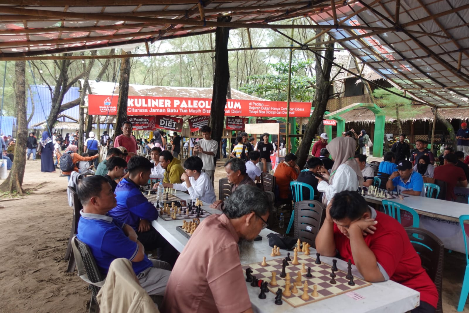 Suasana pertandingan catur Bupati Cup di kawasan Janenake Pantai Pancer Door yang diikuti ratusan peserta dari berbagai usia.