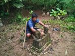 Warga Pacitan Membersihkan Makam saat Tradisi Nyekar