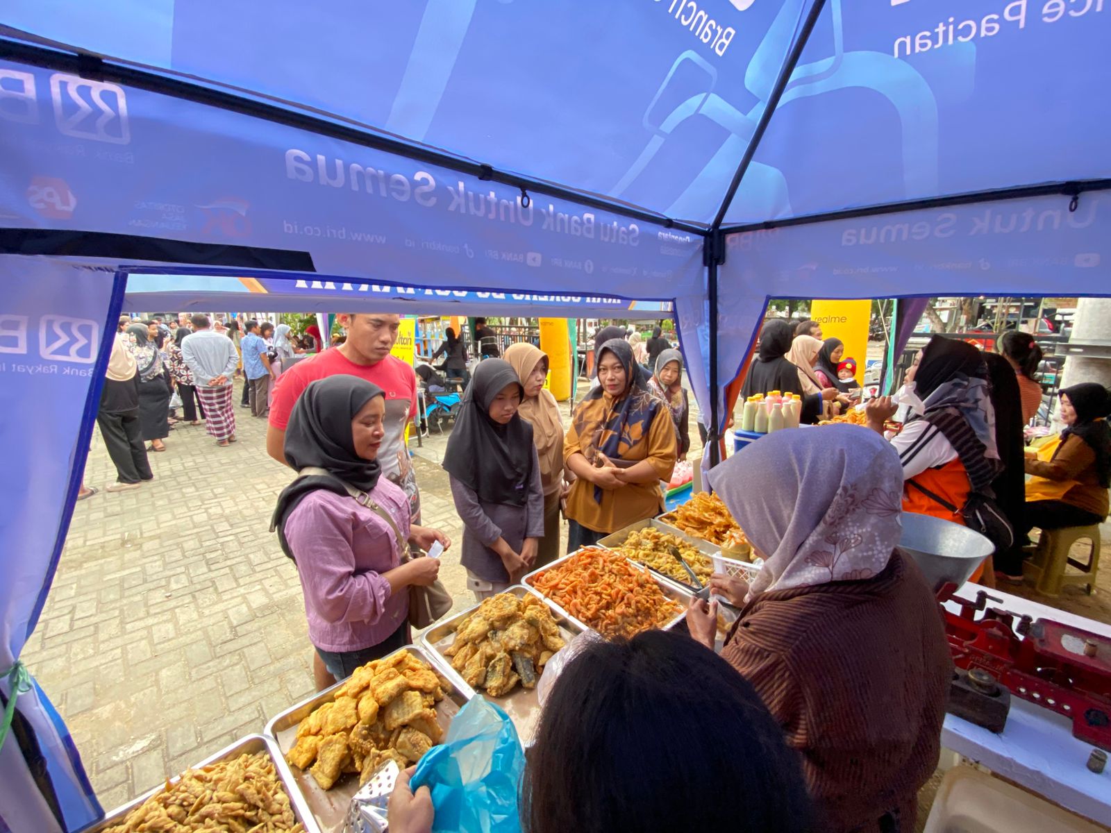 Geliat ekonomi pedagang kecil mewarnai stan pelaku UMKM di Kampung Ramadan Pacitan 2026 yang berlokasi di halaman Perpusda Kabupaten Pacitan. Acara yang berlangsung selama 25 hari ini menjadi motor penggerak ekonomi lokal sekaligus ruang silaturahmi warga di bulan suci.