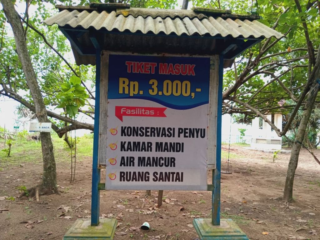 Kolam renang hasil swadaya kelompok KMKP-W yang berada di dekat pantai dengan pemandangan tebing megah di Pantai Taman.