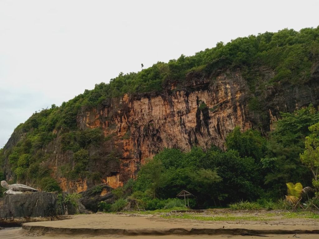 Menara dan lintasan wahana flying fox di Pantai Taman Pacitan yang sudah tidak beroperasi karena kendala biaya perawatan.