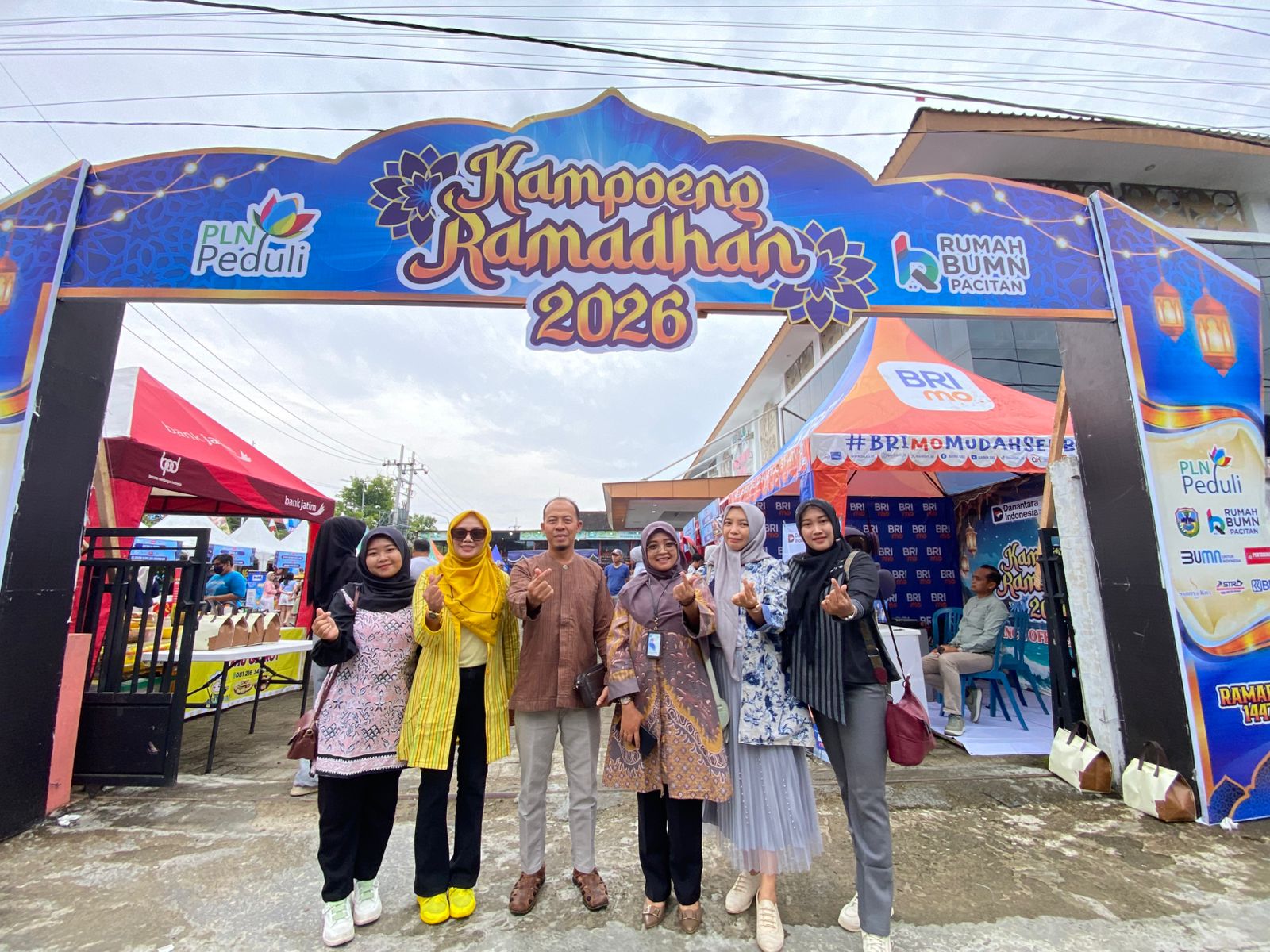 Warga Pacitan ramai mengunjungi stan bazar UMKM di Kampung Ramadan Pacitan 2026 yang digelar di halaman Perpusda Kabupaten Pacitan.