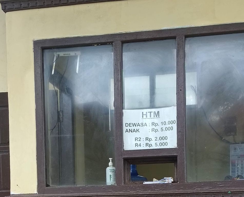 Gerbang masuk dan loket tiket wisata Pantai Taman Pacitan yang menawarkan harga terjangkau bagi wisatawan.