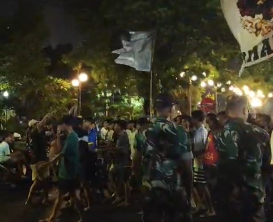 Ratusan warga lintas desa di Pacitan berjalan beriringan dan menabuh alat musik tradisional bambu dalam tradisi Rontek Gugah Sahur di malam hari.