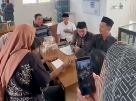 Prosesi akad nikah darurat Putri Yunita Sari dan Dava Dwi Herianto di depan jenazah di RSUD dr Darsono Pacitan.