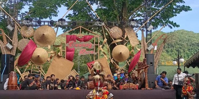 Seorang seniman menampilkan tarian lincah Bujang Ganong saat memeriahkan acara silaturahmi penggiat seni "Srawung Roso" di kawasan Kawedanan, Titik Nol Kilometer Lorok